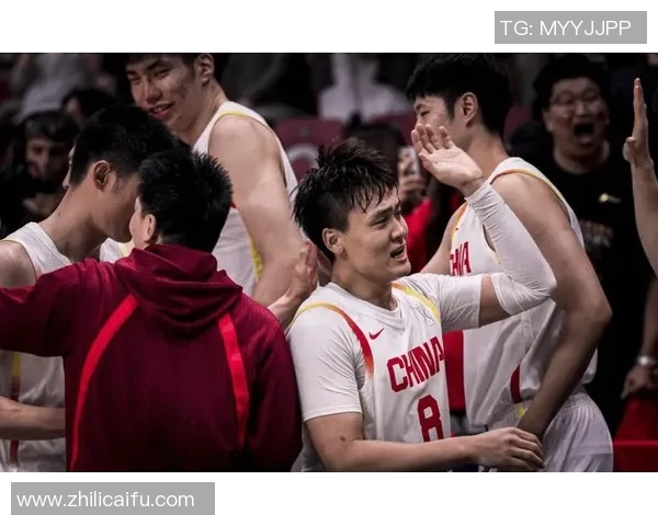 赵睿盖帽瞬间引爆全场激情展现篮球运动员的无畏精神与卓越技术